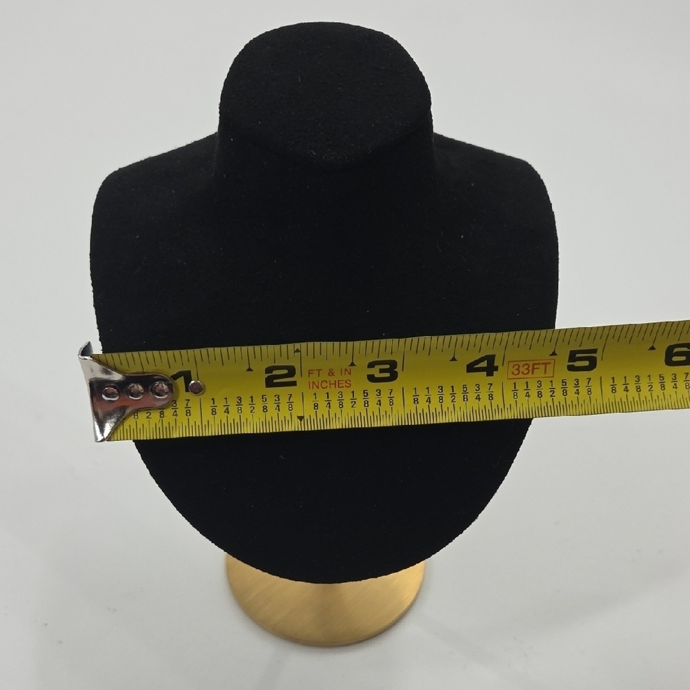 Elegant Velvet Necklace Display - Picture 13 of 14